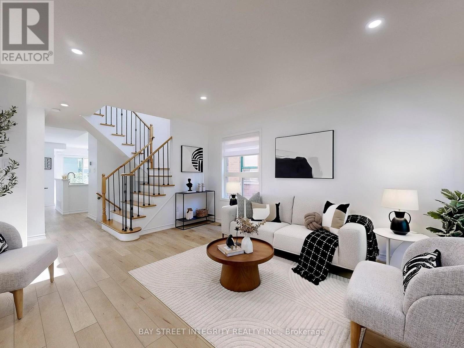 Photo 7 of 29 Holmwood Street, Richmond Hill ON