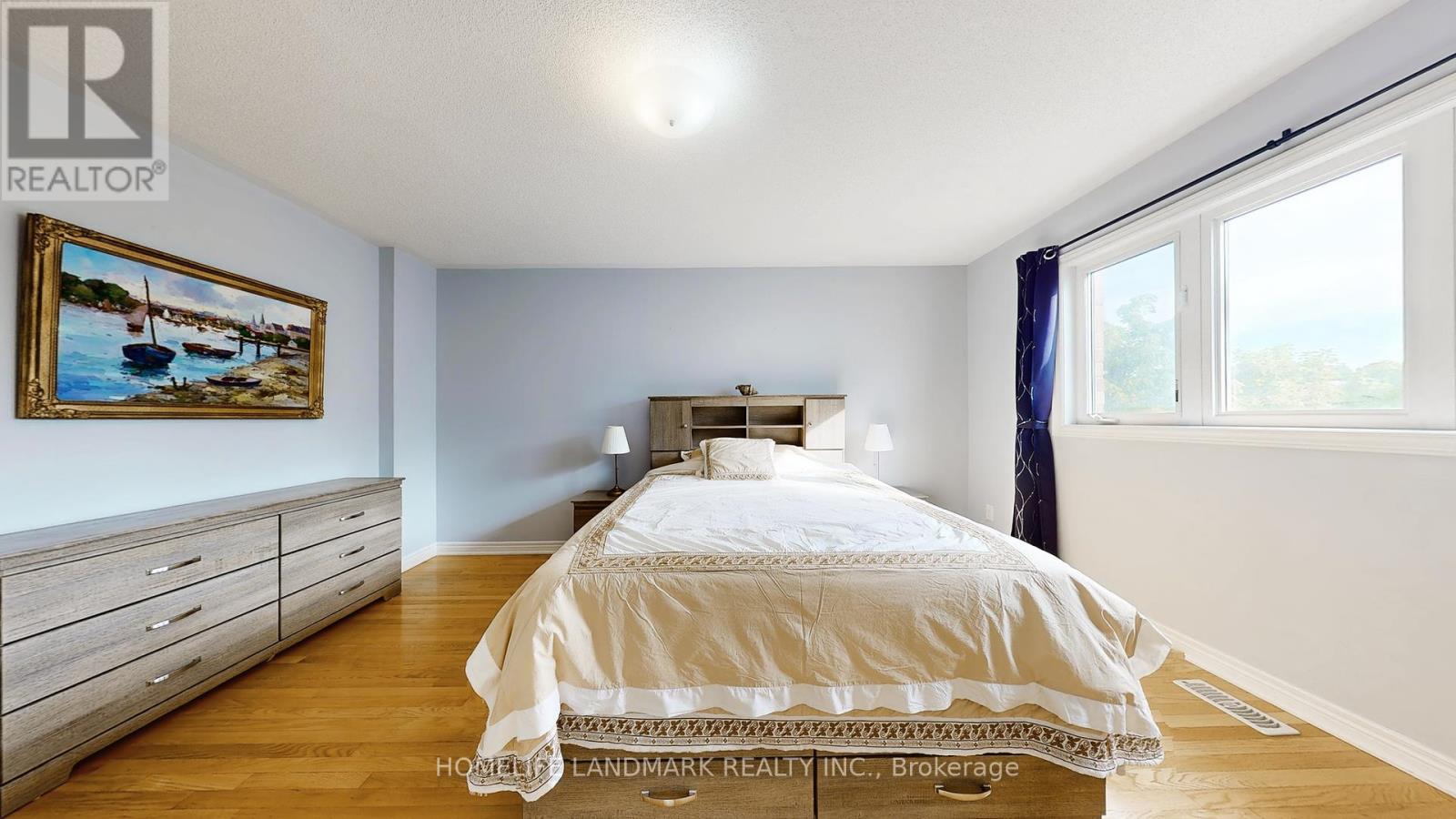 Photo 10 of 402 Gerald Brady Lane, Newmarket ON
