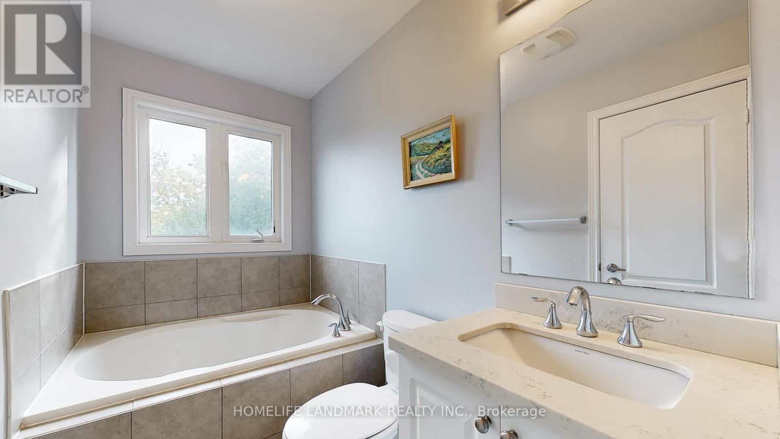 Photo 11 of 402 Gerald Brady Lane, Newmarket ON