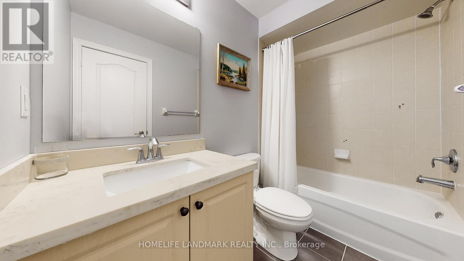 Photo 13 of 402 Gerald Brady Lane, Newmarket ON