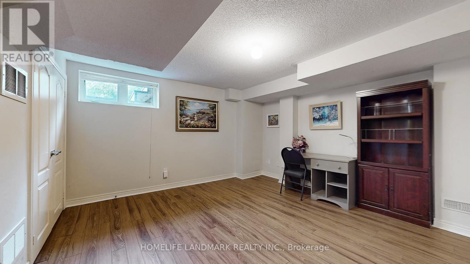 Photo 14 of 402 Gerald Brady Lane, Newmarket ON