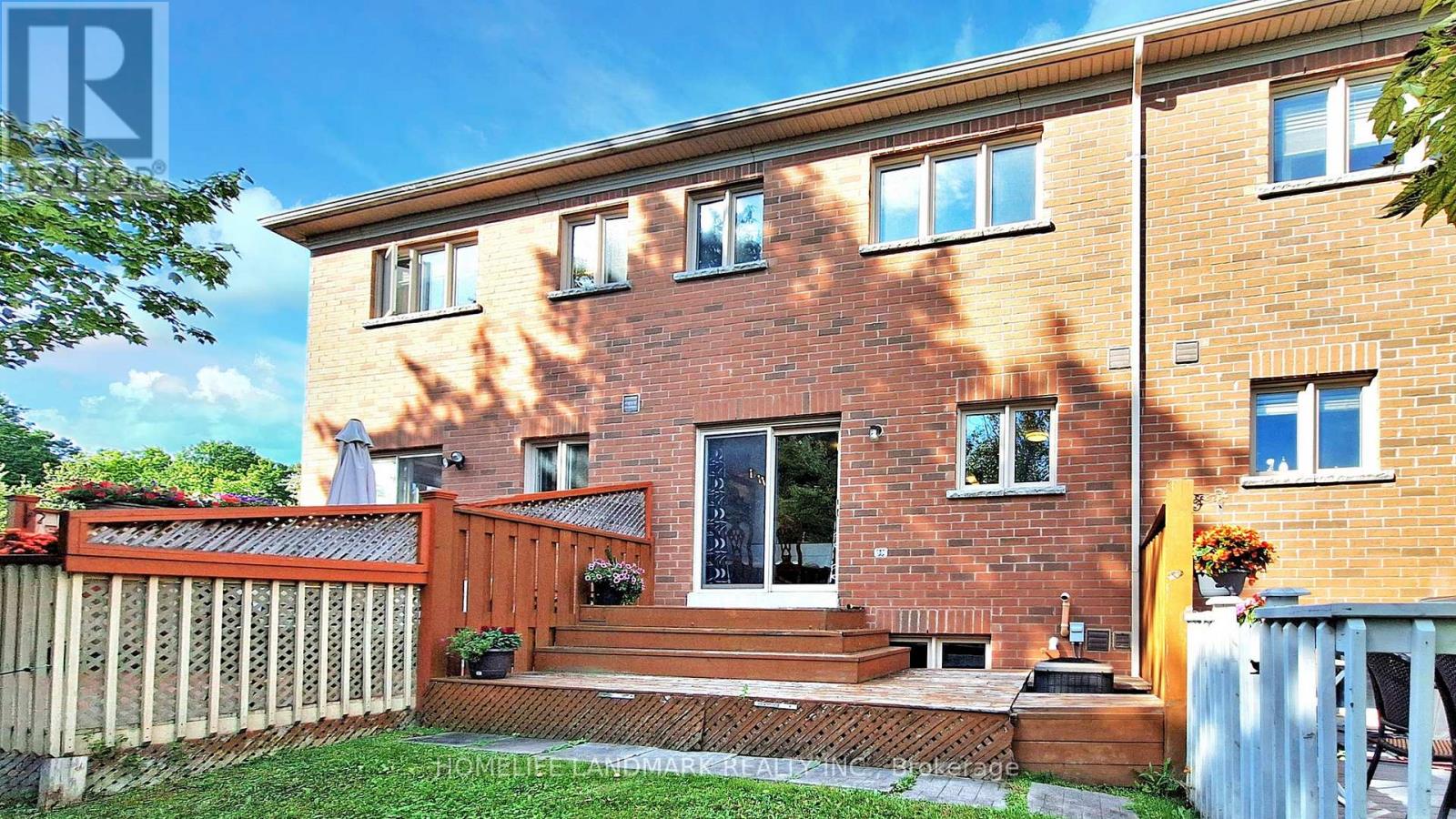 Photo 15 of 402 Gerald Brady Lane, Newmarket ON
