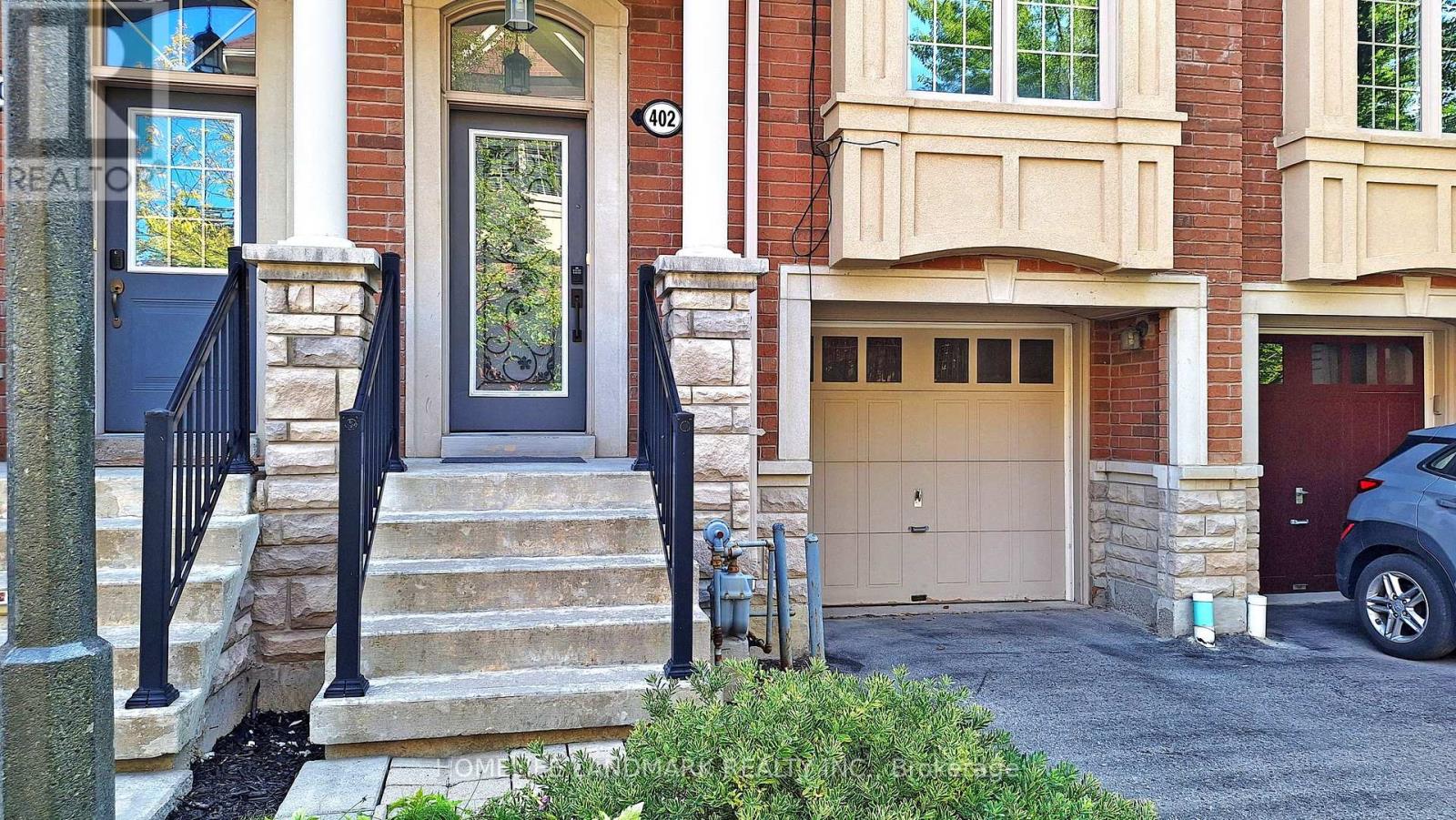 Photo 3 of 402 Gerald Brady Lane, Newmarket ON