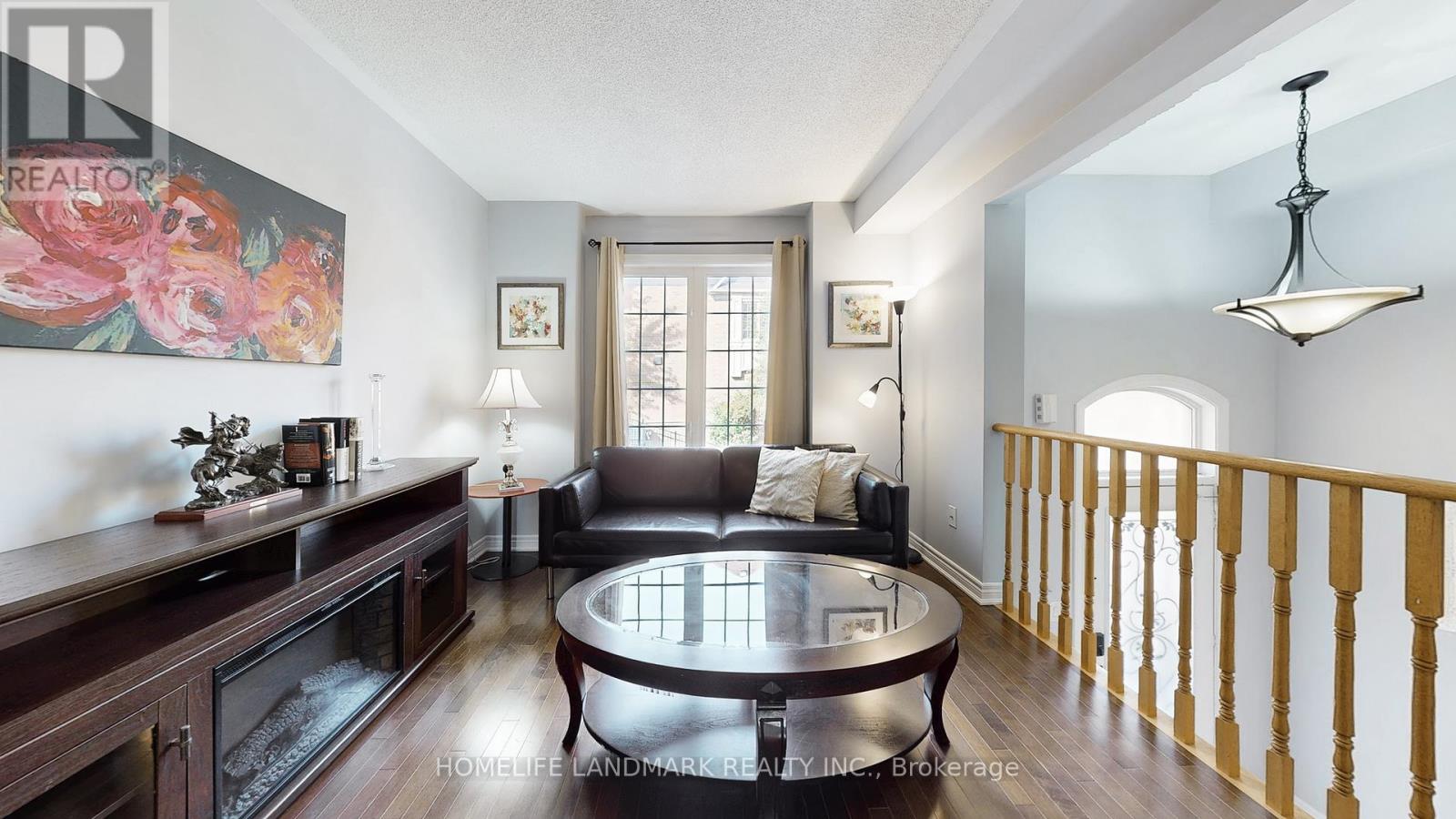 Photo 4 of 402 Gerald Brady Lane, Newmarket ON