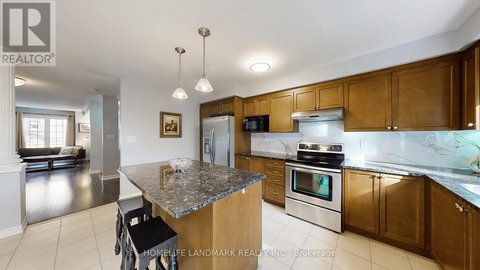 Photo 8 of 402 Gerald Brady Lane, Newmarket ON
