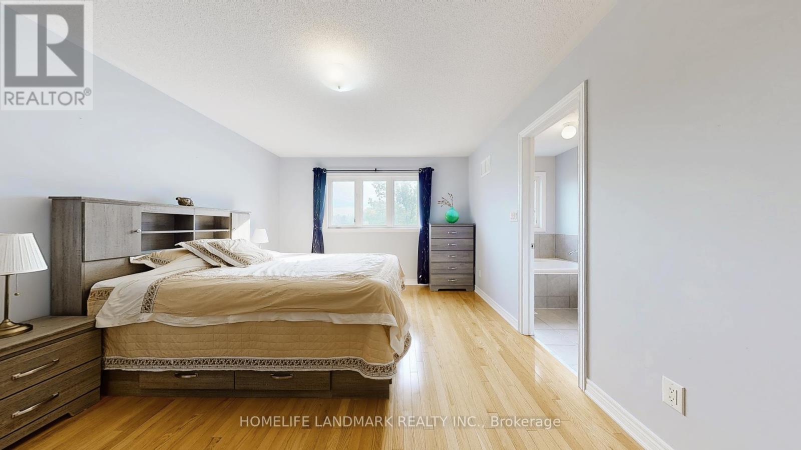 Photo 9 of 402 Gerald Brady Lane, Newmarket ON