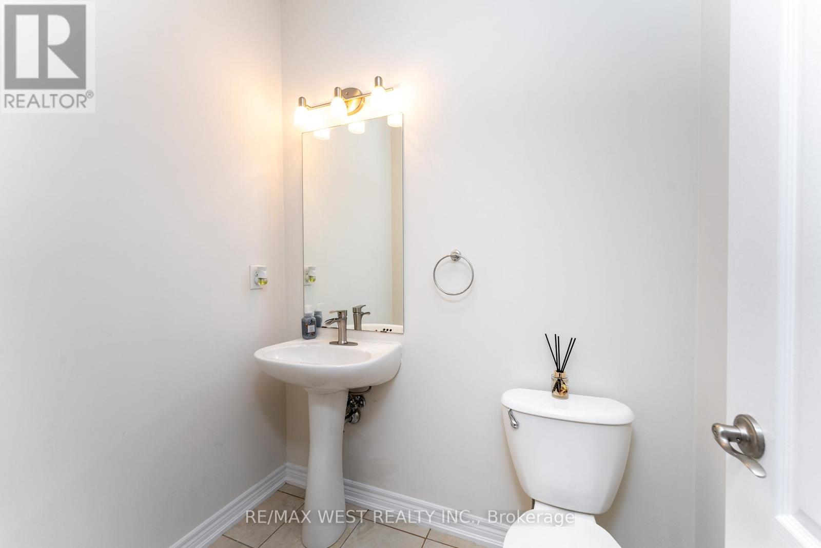 Photo 5 of 2120 Fiddlers Way, Oakville ON
