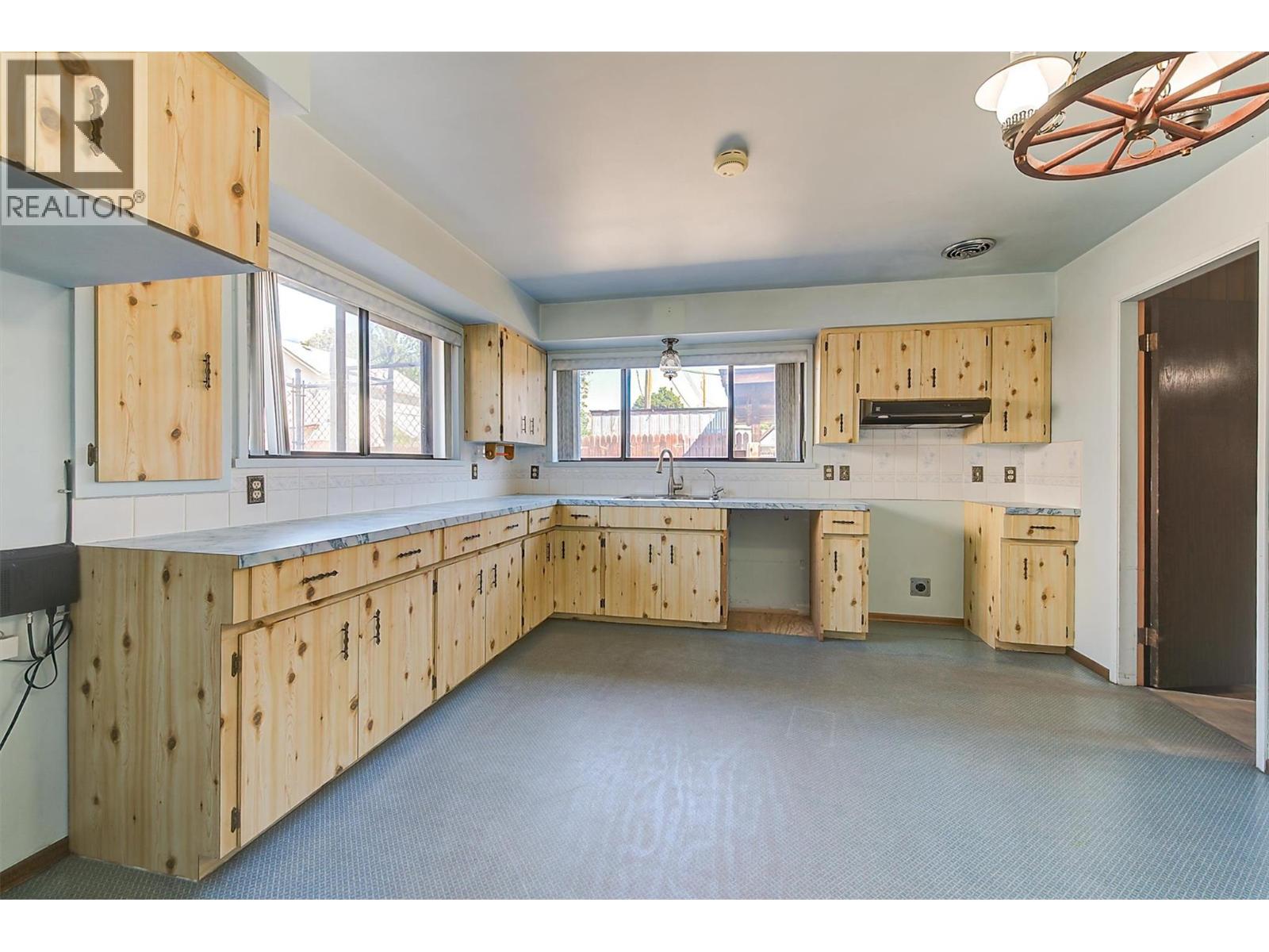  734 Francis Avenue, Kelowna