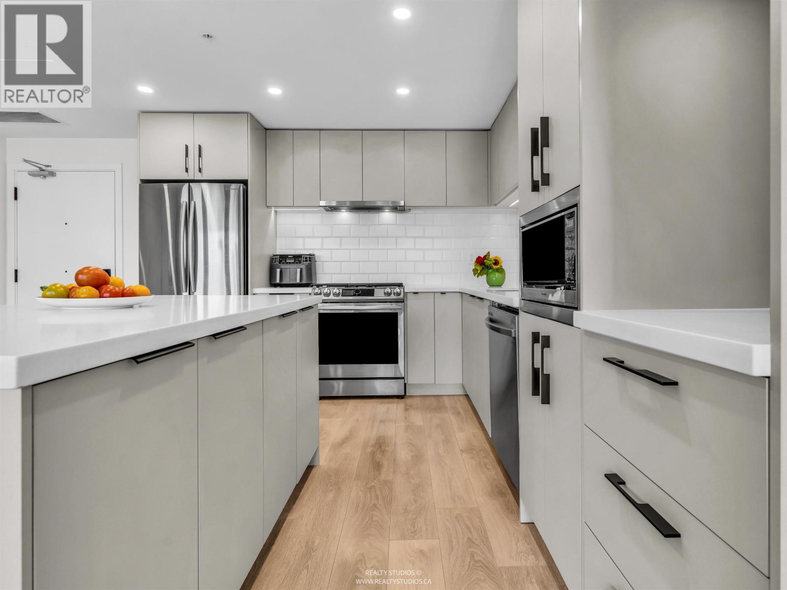 Photo 11 of 608 3018 St George Street, Port Moody BC