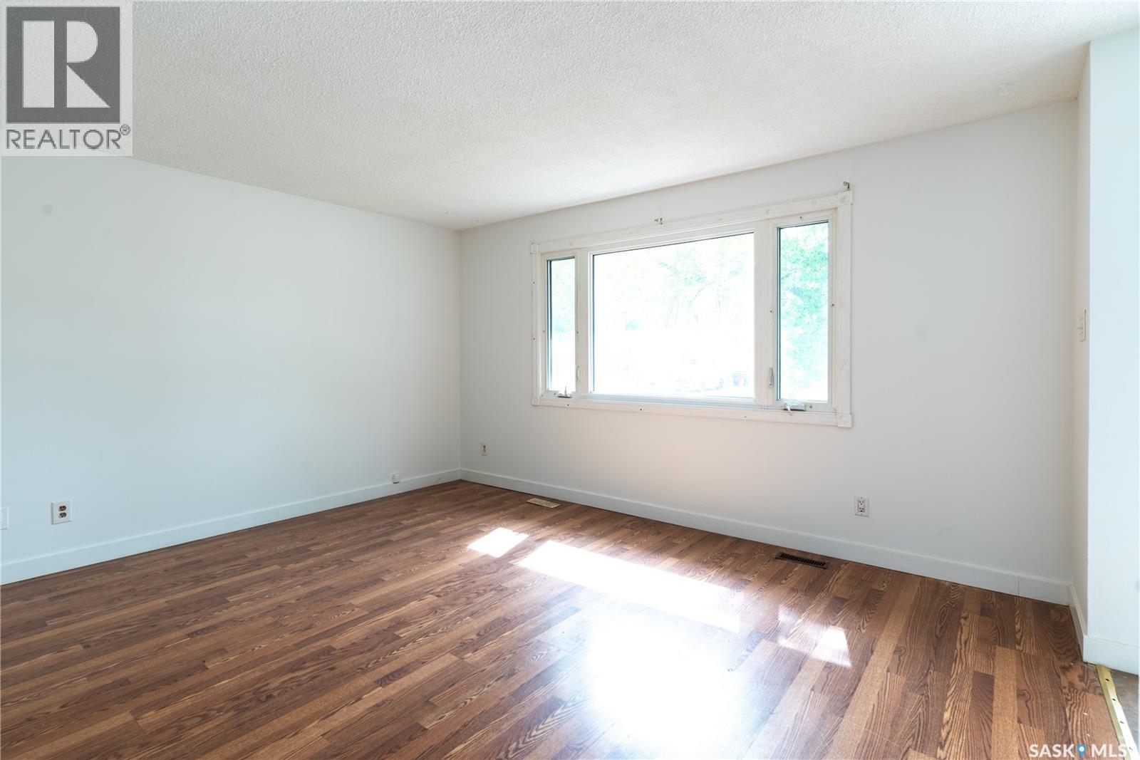 Photo 14 of 183 Magee Crescent, Regina SK