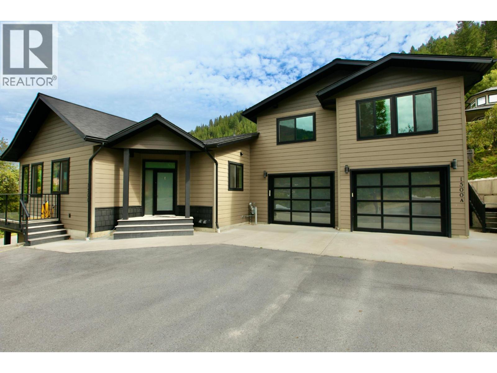 Photo 2 of 1500 Holland Street, Nelson BC