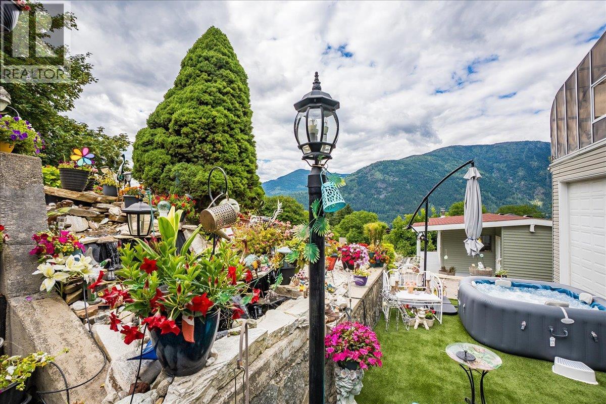 Photo 13 of 801 Houston Street, Nelson BC