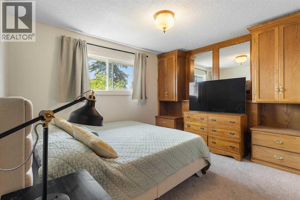 Photo 4 of 74 Armstrong Crescent Se, Calgary AB