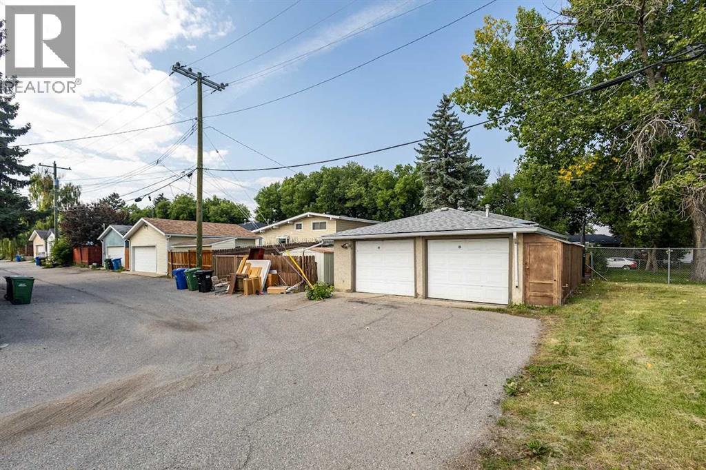 Photo 19 of 74 Armstrong Crescent Se, Calgary AB
