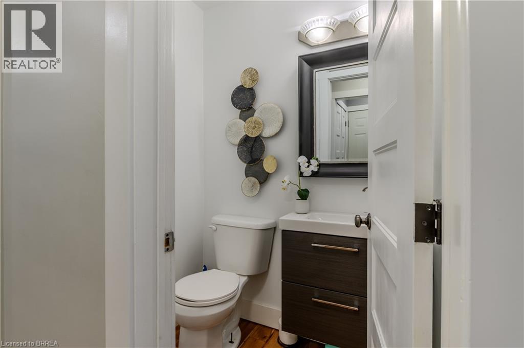 Photo 17 of 63 Veevers Drive, Hamilton ON
