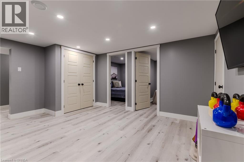 Photo 27 of 63 Veevers Drive, Hamilton ON