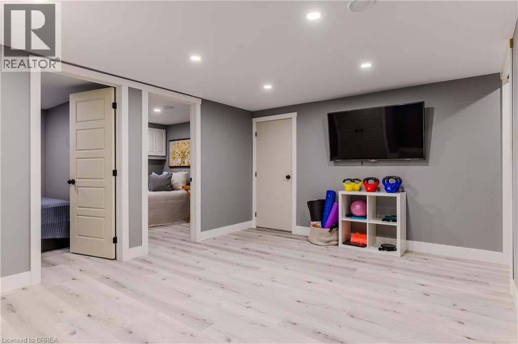 Photo 29 of 63 Veevers Drive, Hamilton ON