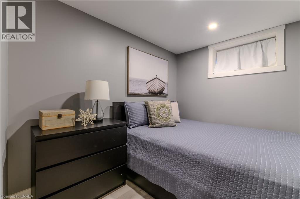 Photo 31 of 63 Veevers Drive, Hamilton ON
