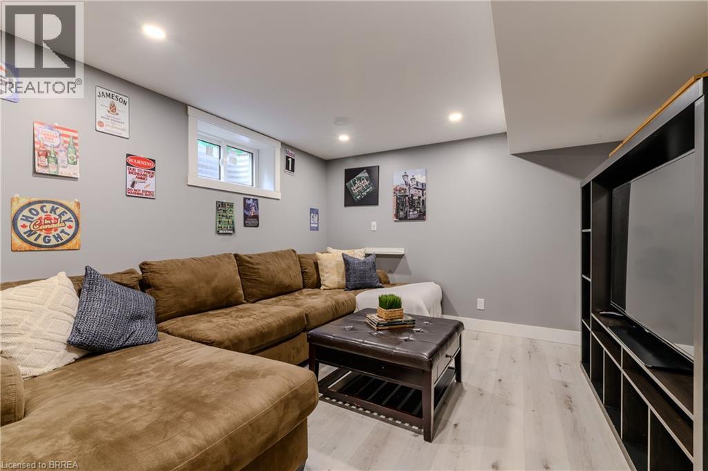 Photo 32 of 63 Veevers Drive, Hamilton ON