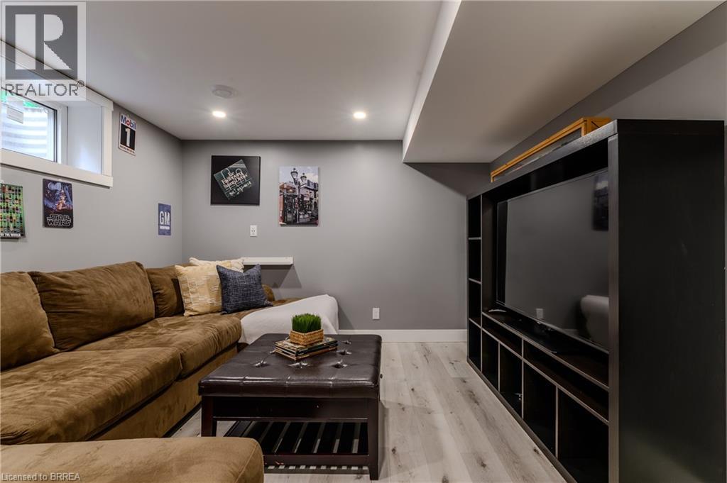 Photo 33 of 63 Veevers Drive, Hamilton ON