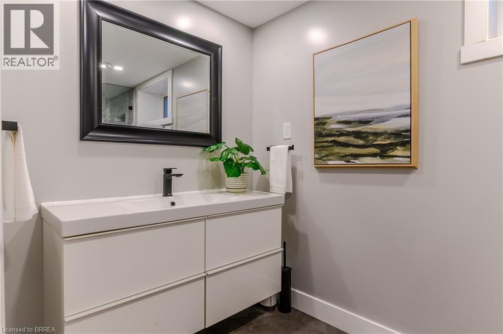 Photo 34 of 63 Veevers Drive, Hamilton ON