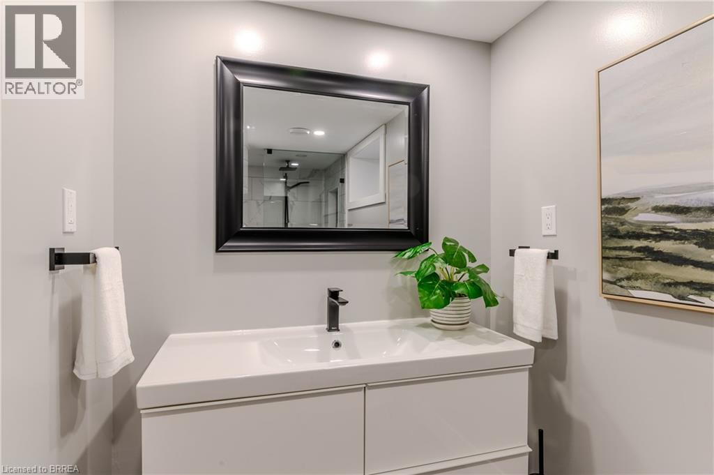 Photo 36 of 63 Veevers Drive, Hamilton ON