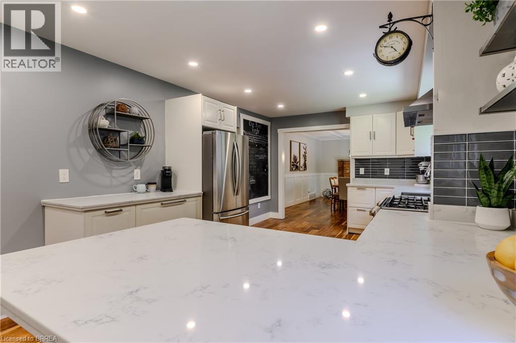 Photo 5 of 63 Veevers Drive, Hamilton ON