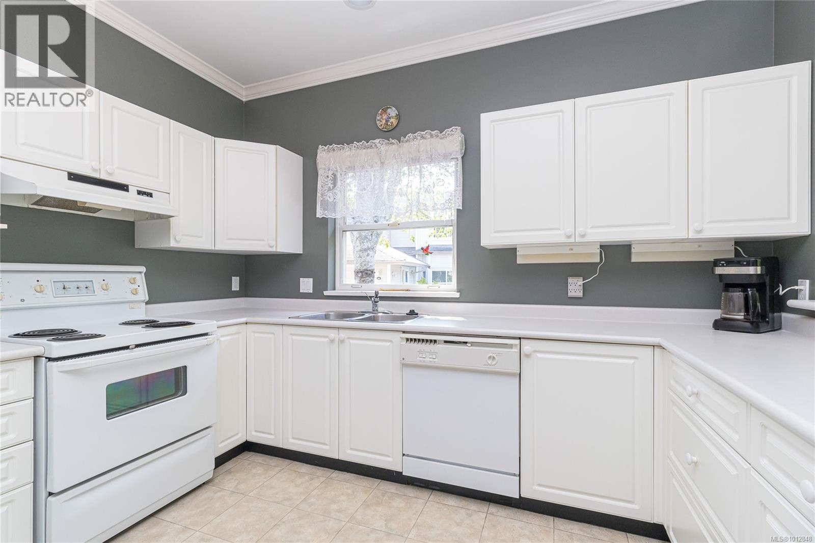 Photo 14 of 7 3633 Cedar Hill Rd, Saanich BC