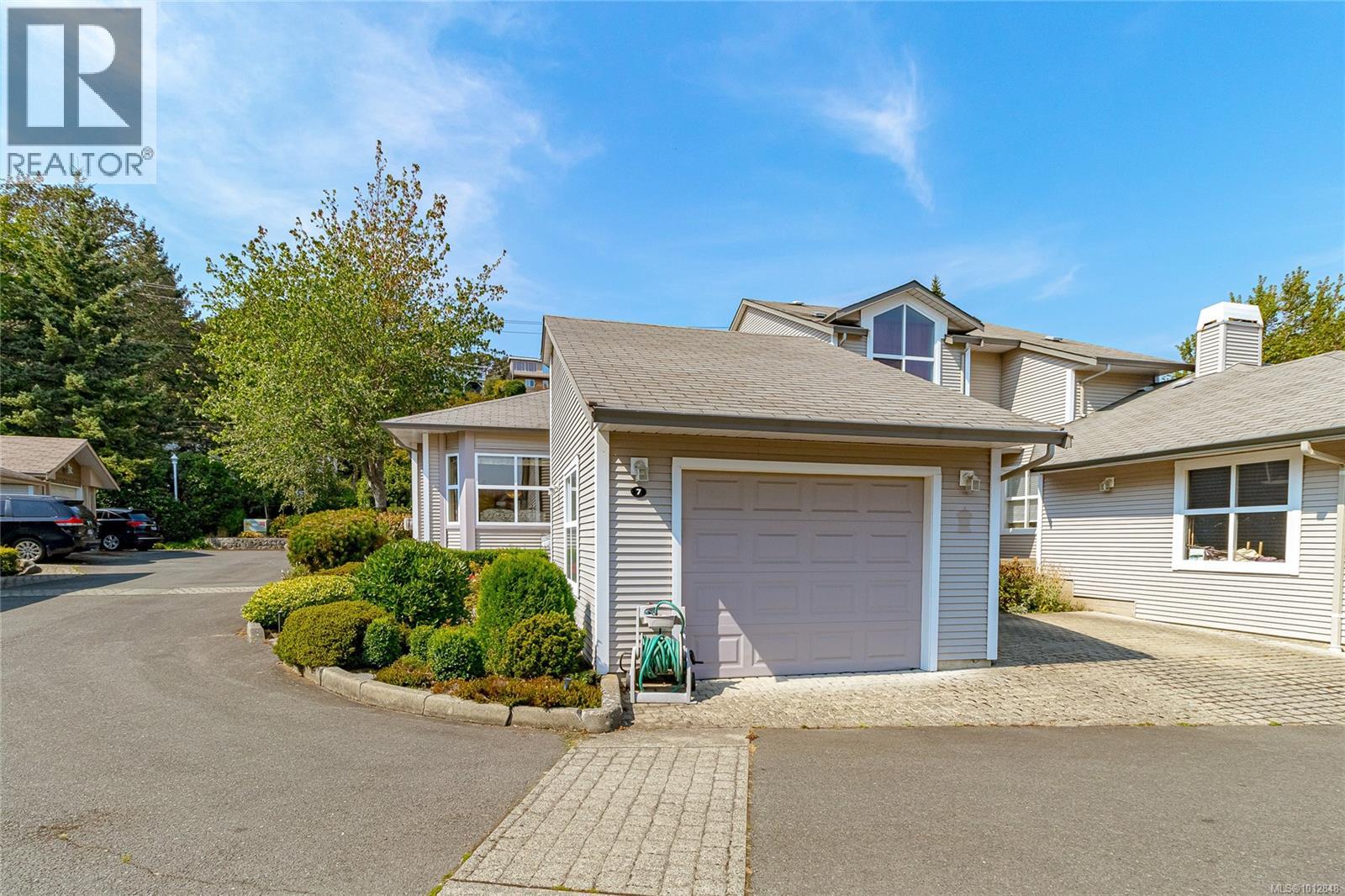 Photo 2 of 7 3633 Cedar Hill Rd, Saanich BC
