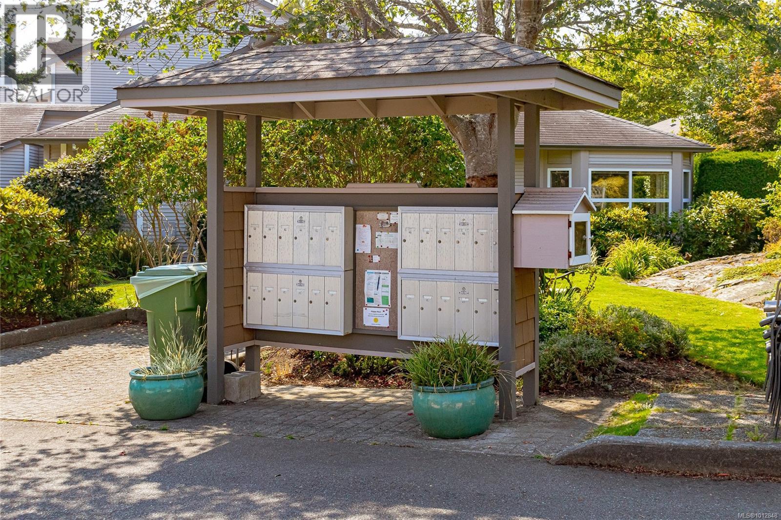 Photo 35 of 7 3633 Cedar Hill Rd, Saanich BC