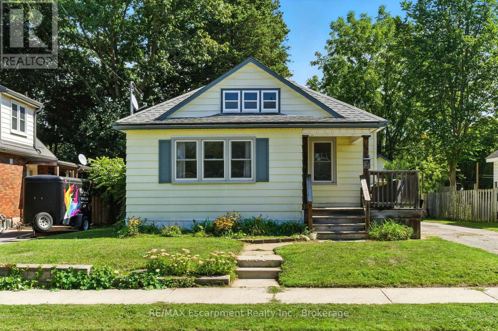 Photo 2 of 103 Orchard Avenue, Norfolk ON