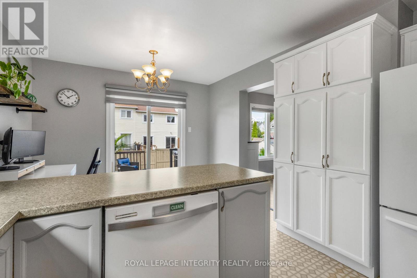 Photo 18 of 589 Pocono Crescent, Ottawa ON