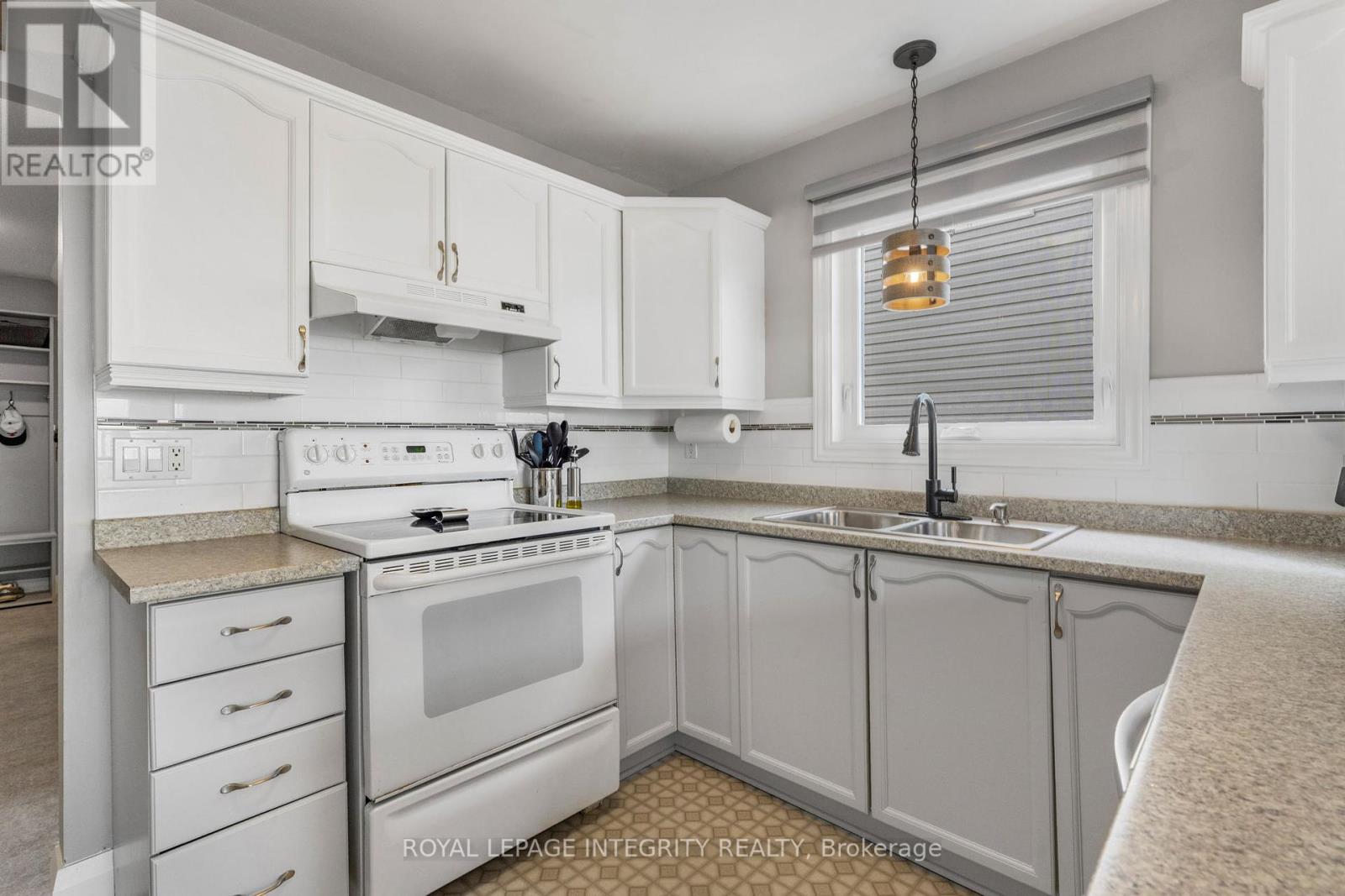 Photo 16 of 589 Pocono Crescent, Ottawa ON