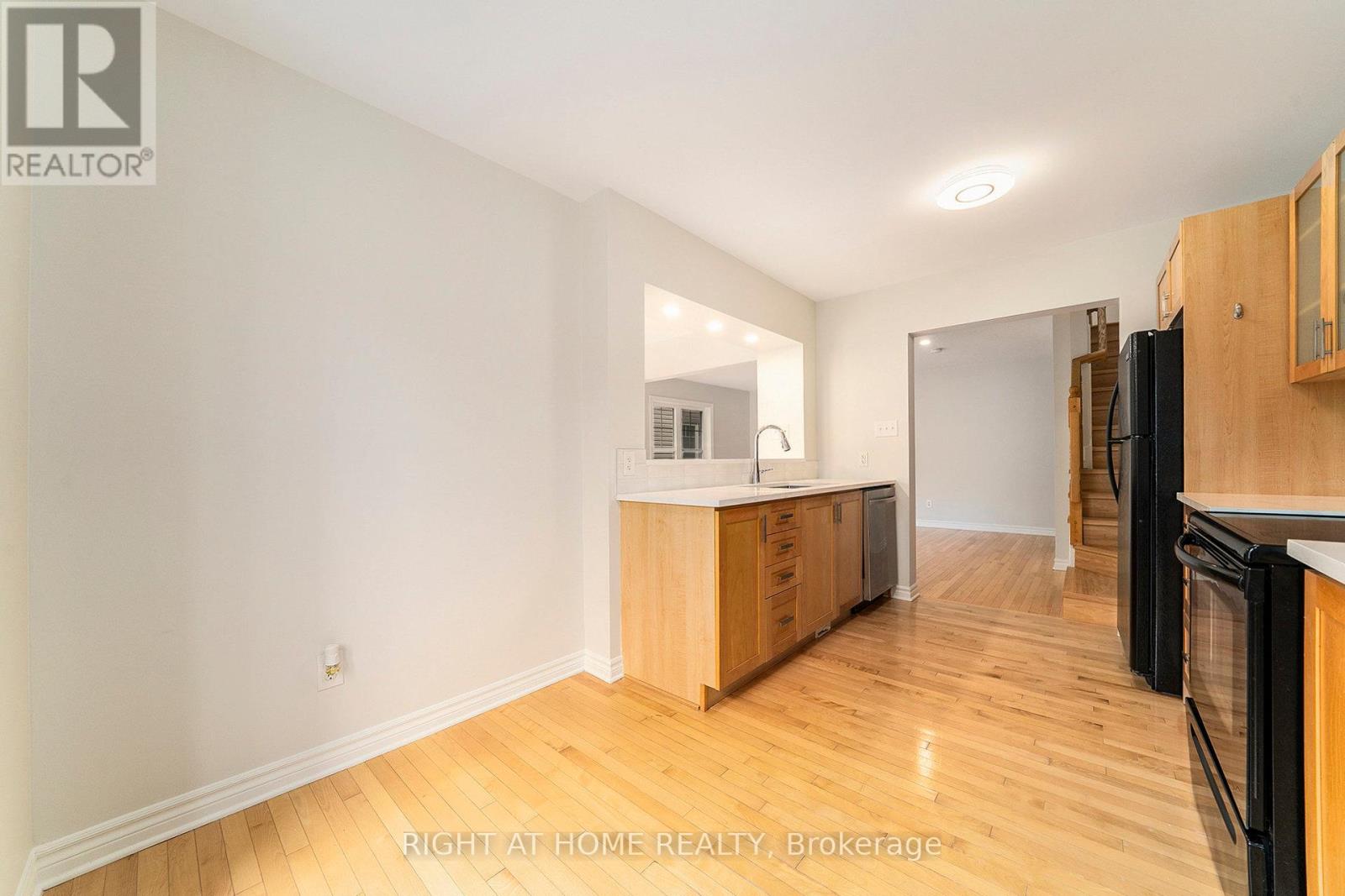 Photo 11 of 1558 Haydon Circle N, Ottawa ON