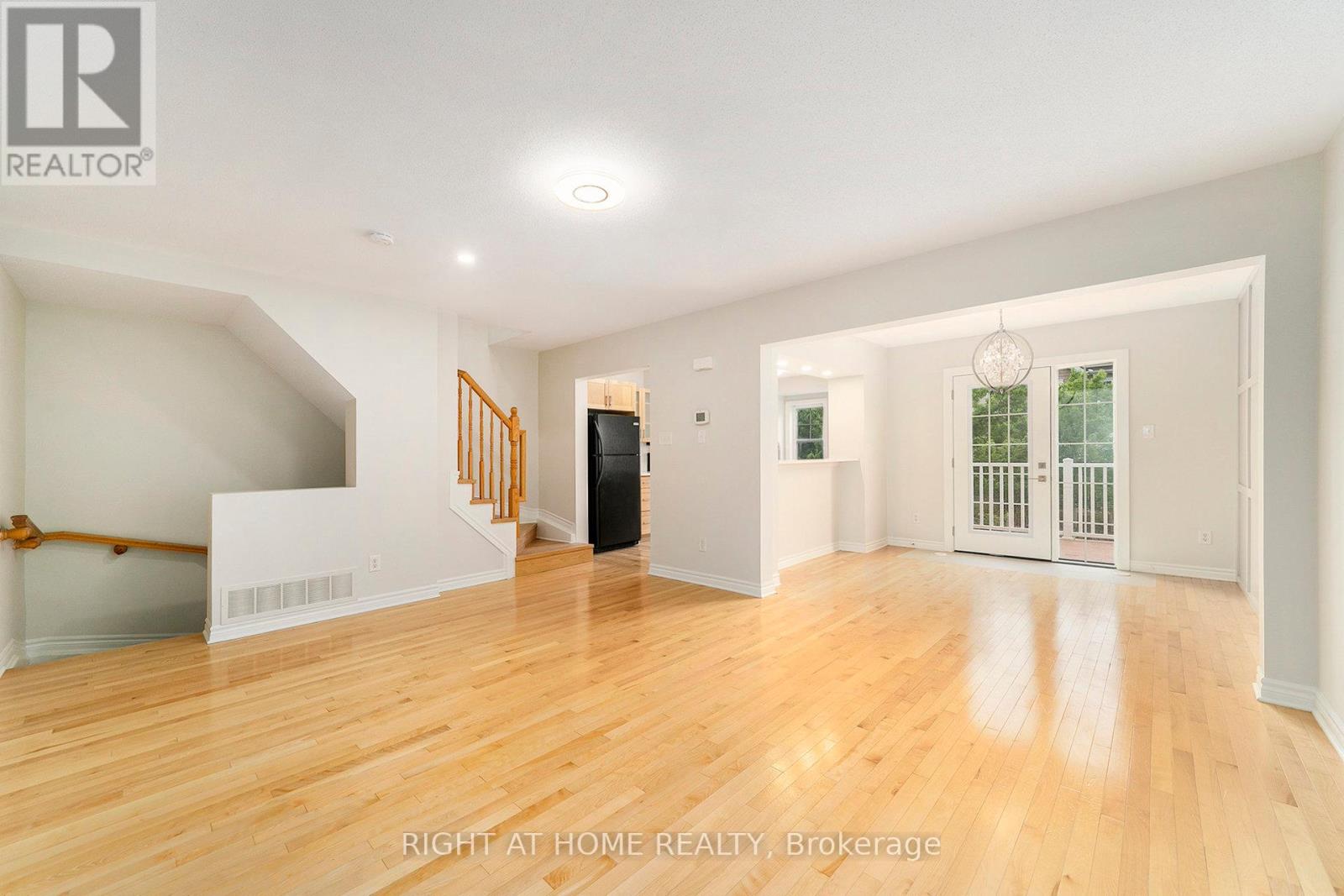 Photo 5 of 1558 Haydon Circle N, Ottawa ON
