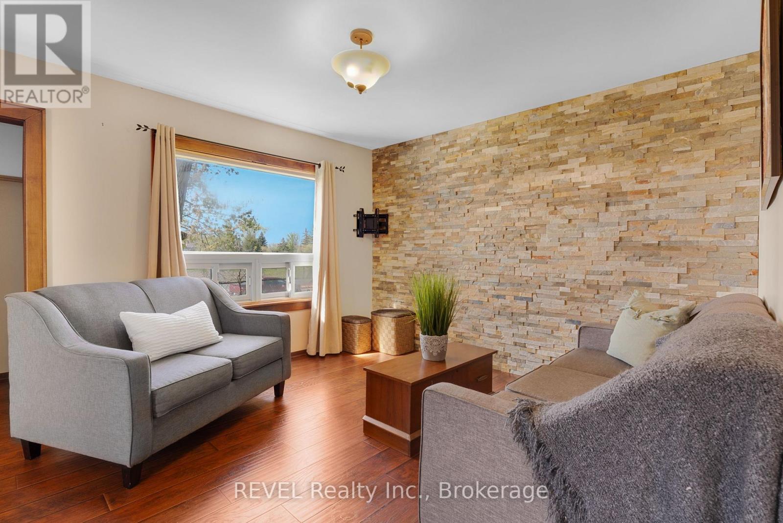 Photo 10 of 239 Becken Crescent, Welland ON