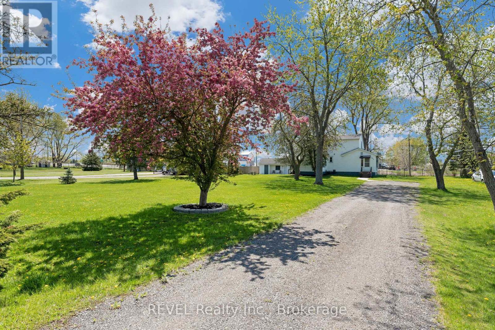 Photo 2 of 239 Becken Crescent, Welland ON