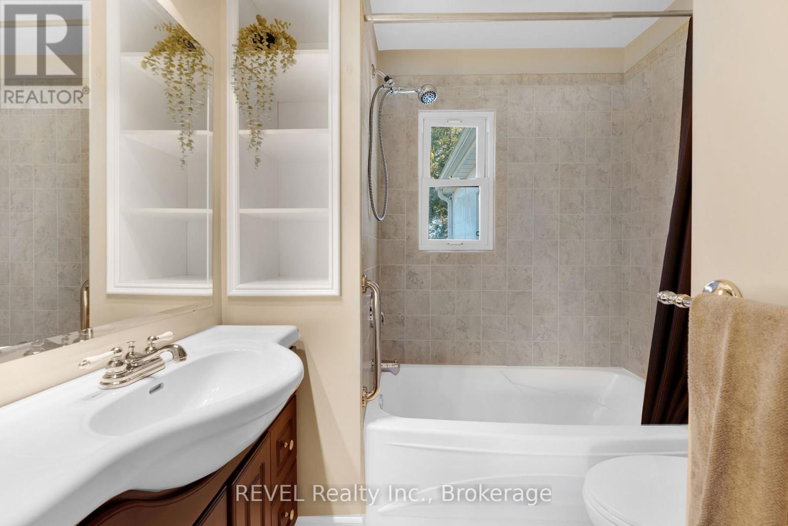 Photo 22 of 239 Becken Crescent, Welland ON