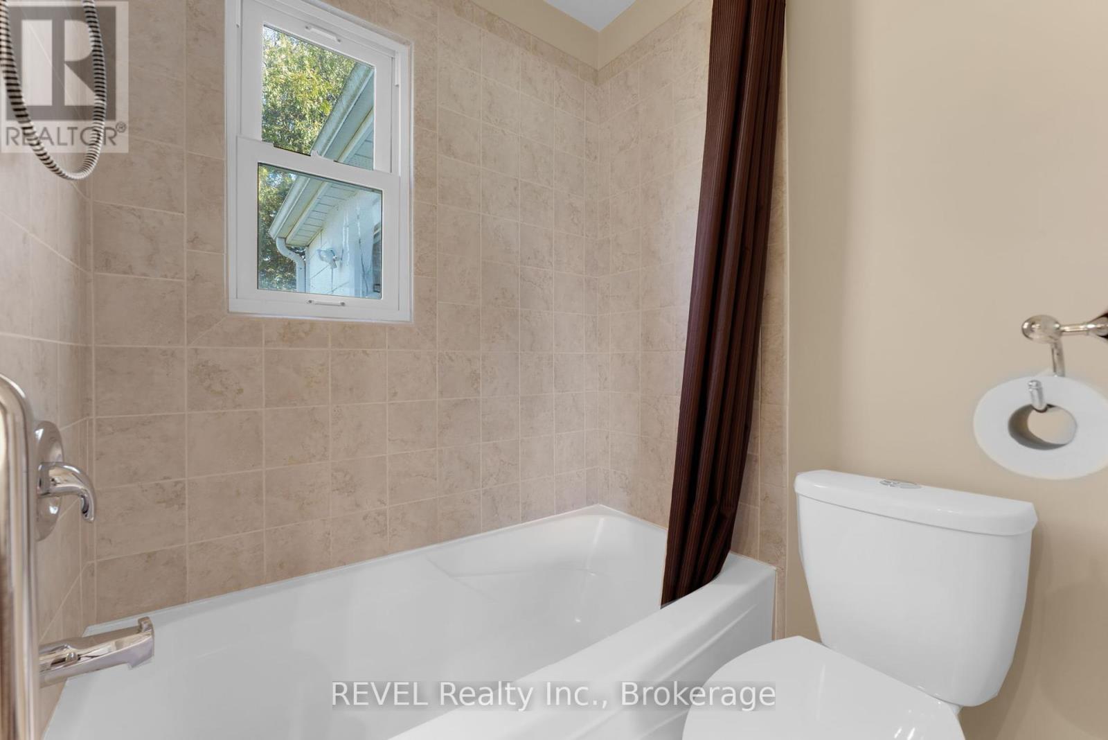 Photo 23 of 239 Becken Crescent, Welland ON