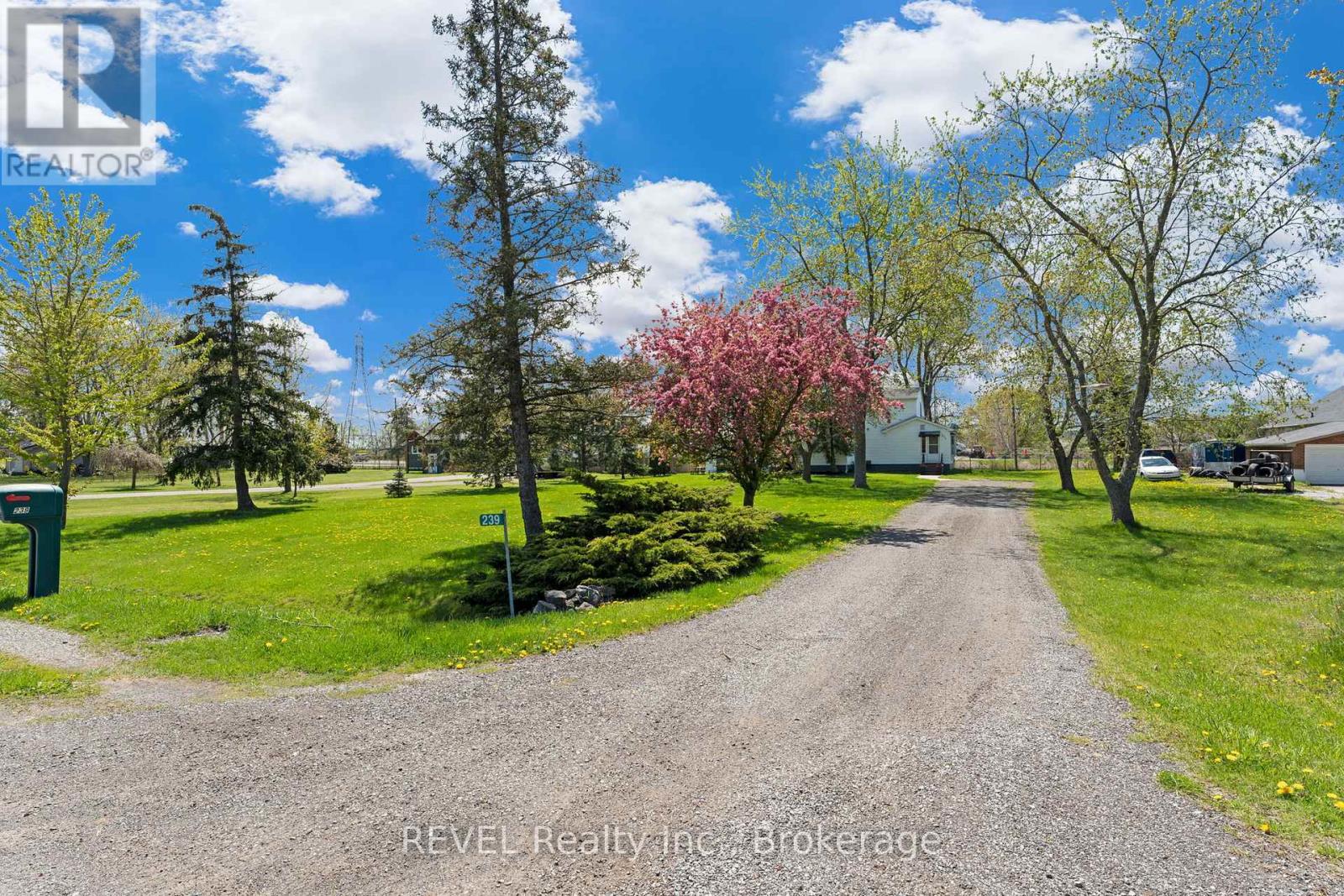 Photo 3 of 239 Becken Crescent, Welland ON