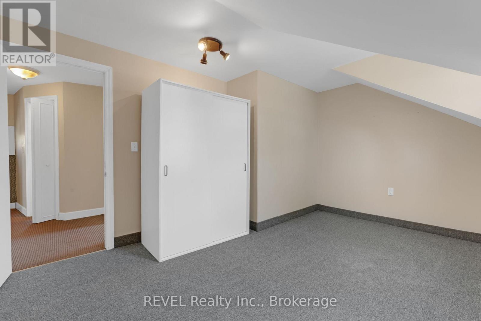 Photo 31 of 239 Becken Crescent, Welland ON