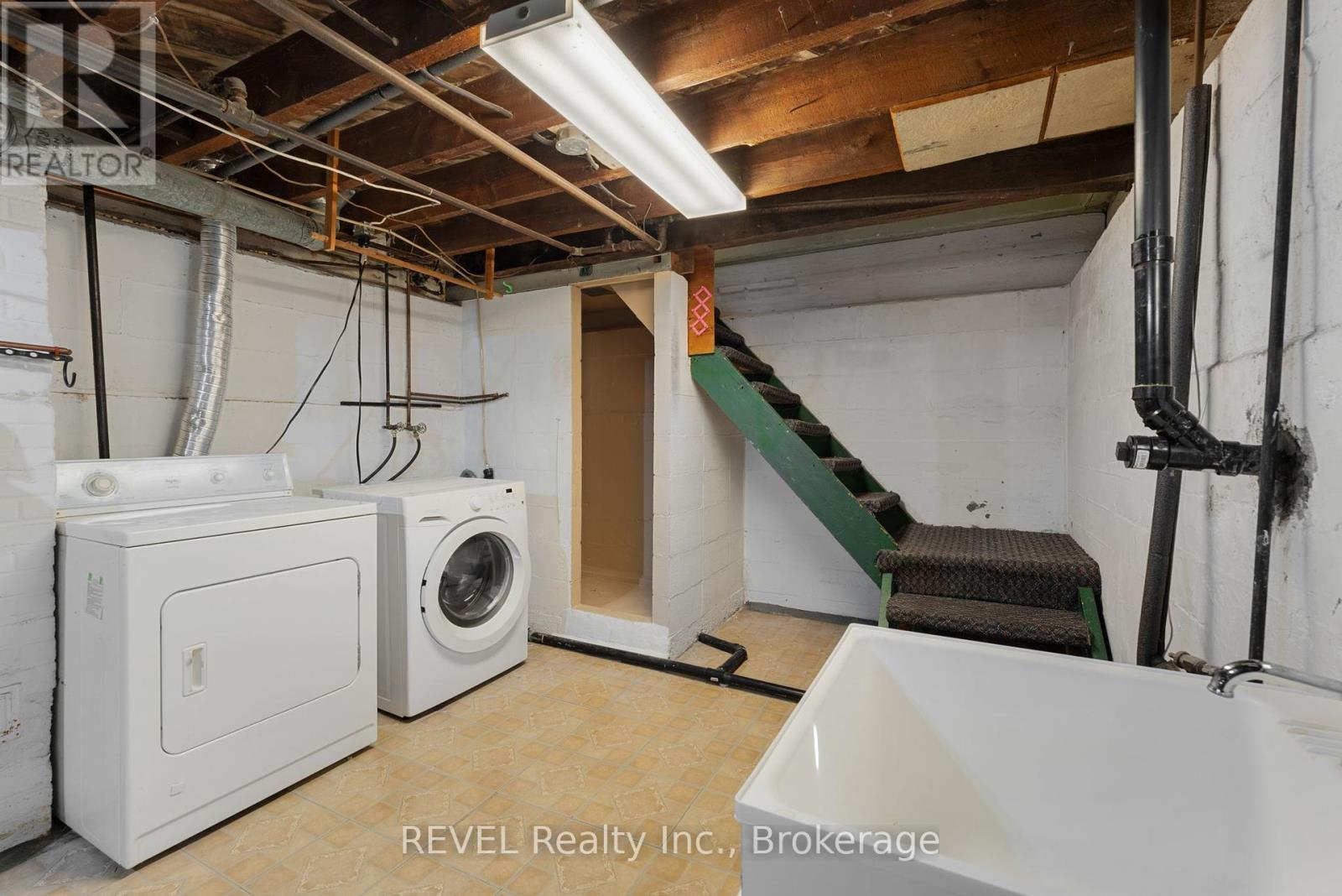 Photo 33 of 239 Becken Crescent, Welland ON