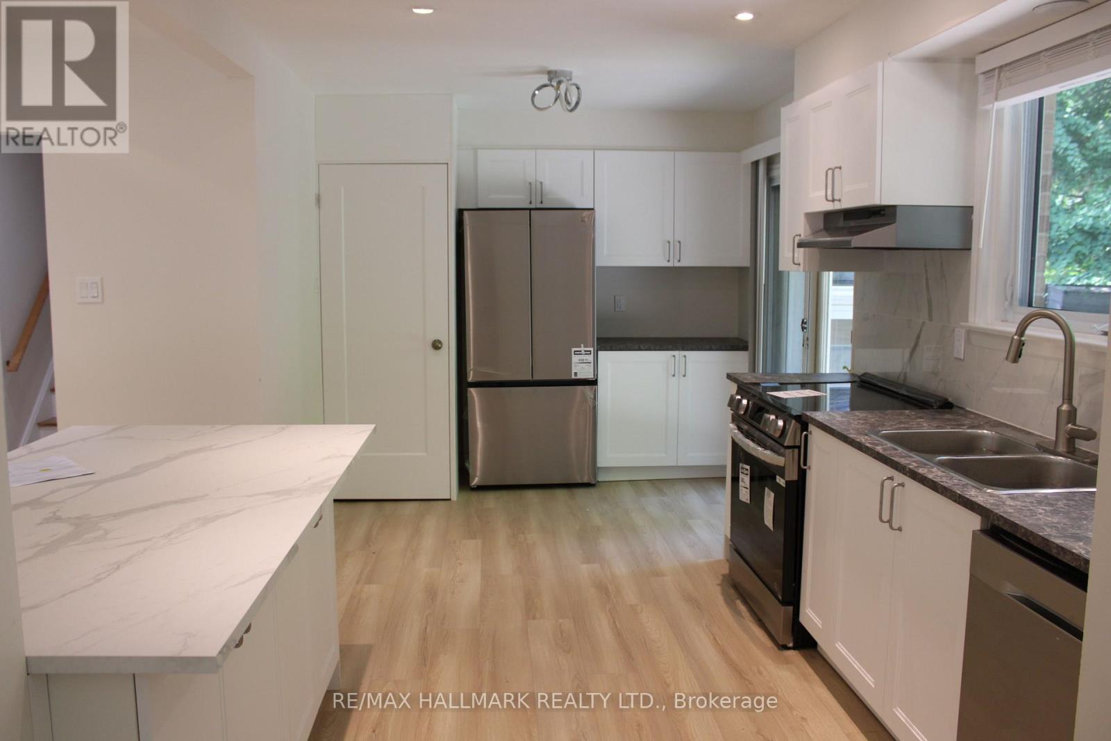 Photo 10 of Main 32 Hill Drive, Aurora ON