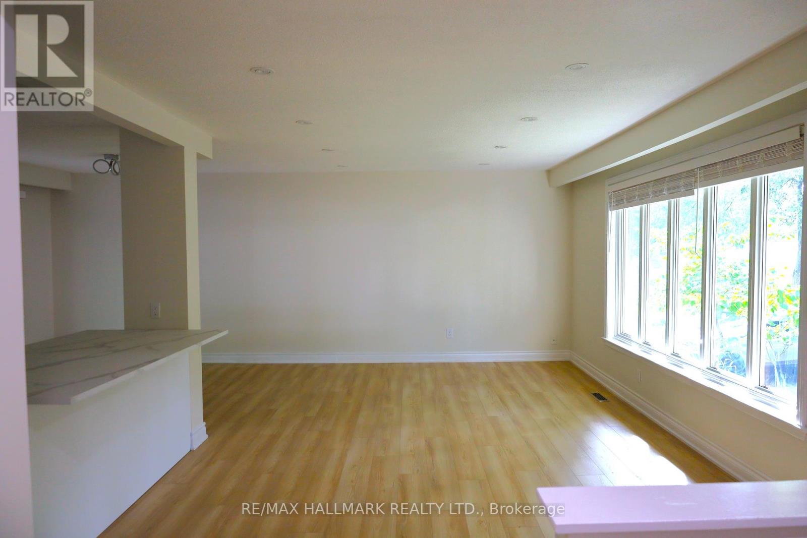 Photo 11 of Main 32 Hill Drive, Aurora ON