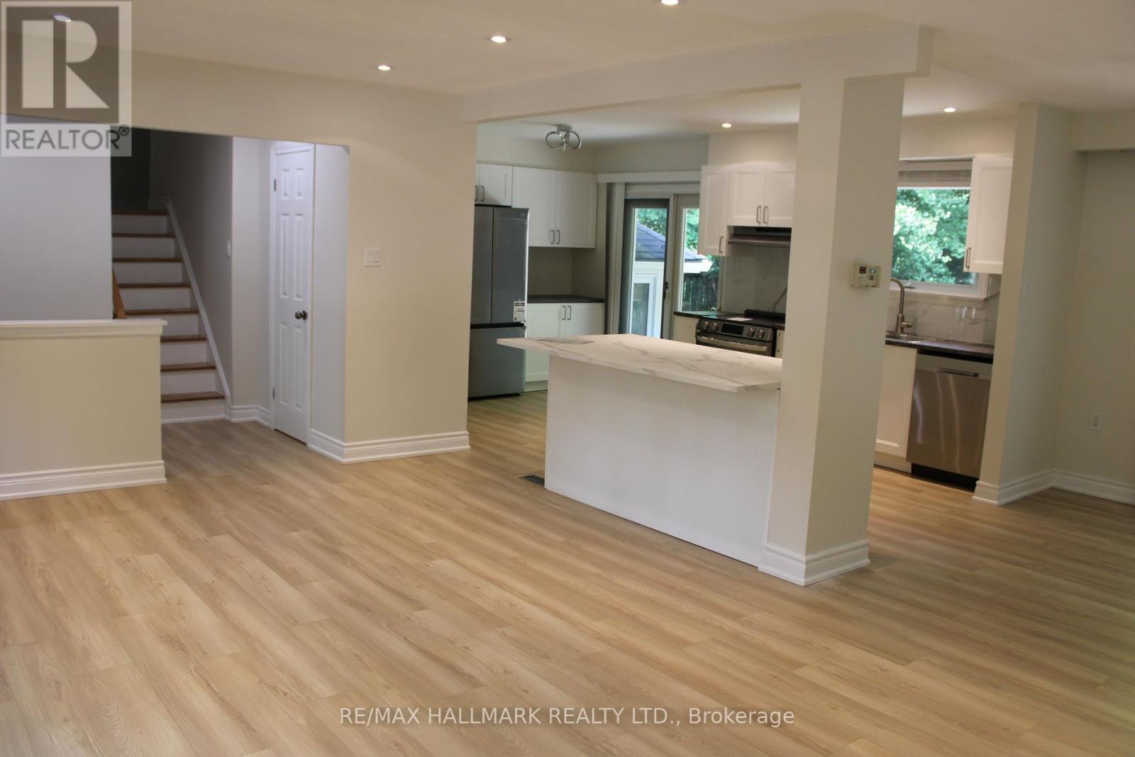 Photo 12 of Main 32 Hill Drive, Aurora ON