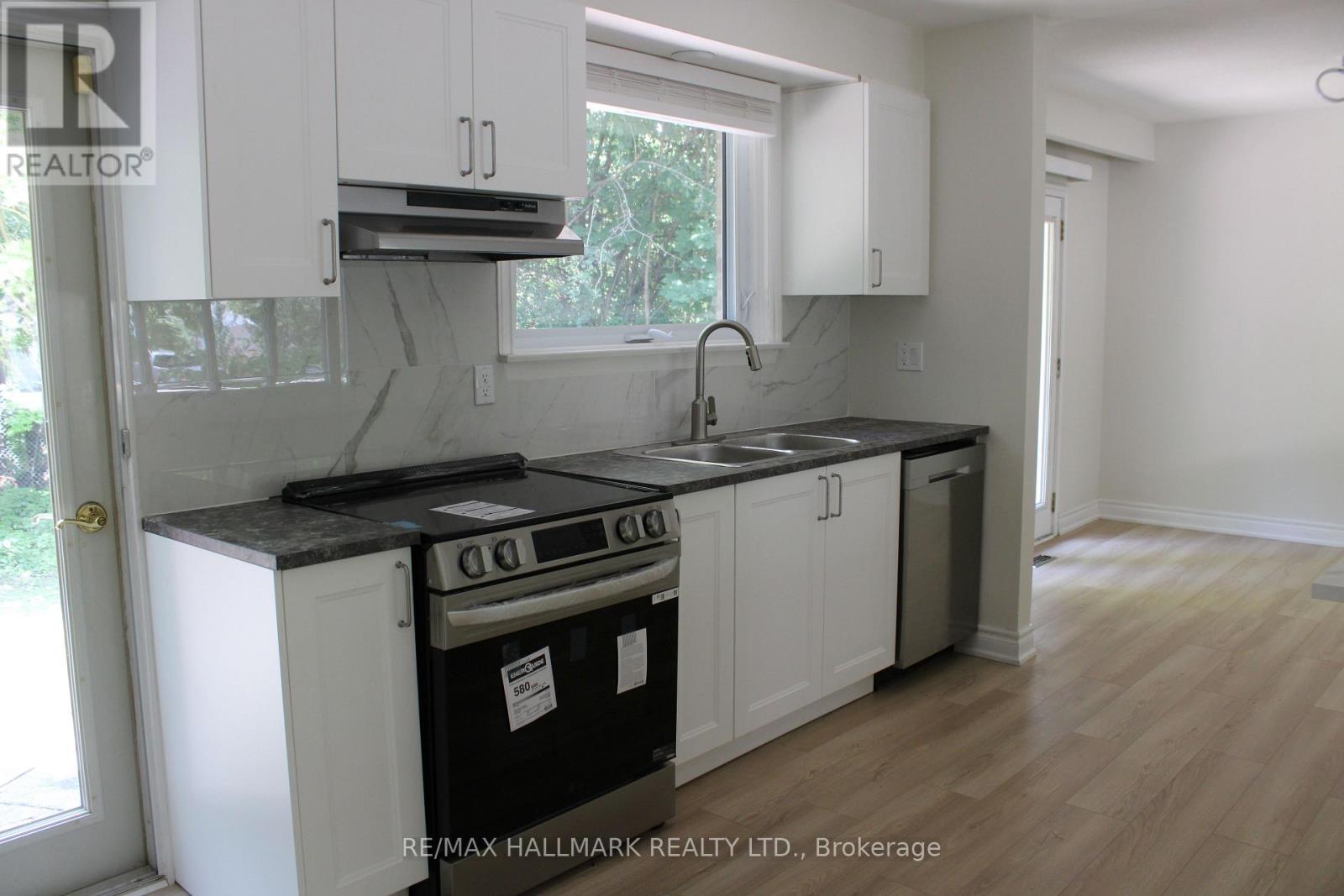 Photo 13 of Main 32 Hill Drive, Aurora ON