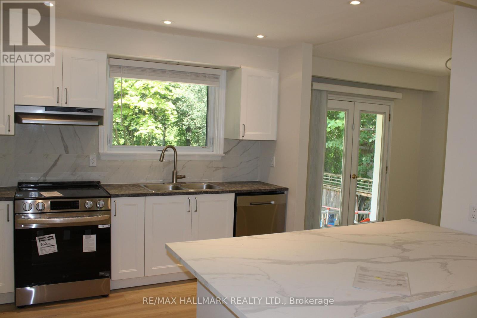 Photo 14 of Main 32 Hill Drive, Aurora ON