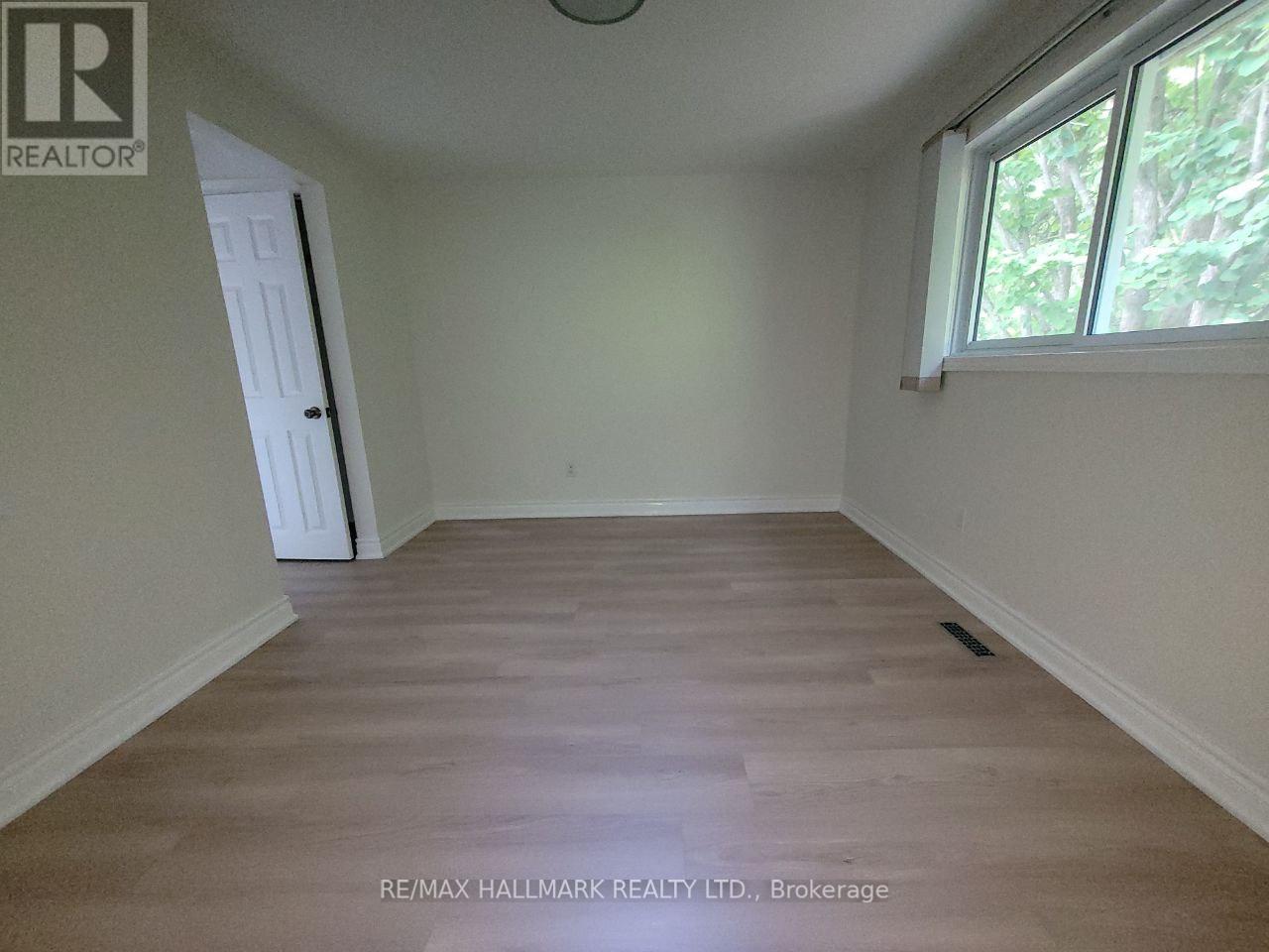Photo 15 of Main 32 Hill Drive, Aurora ON