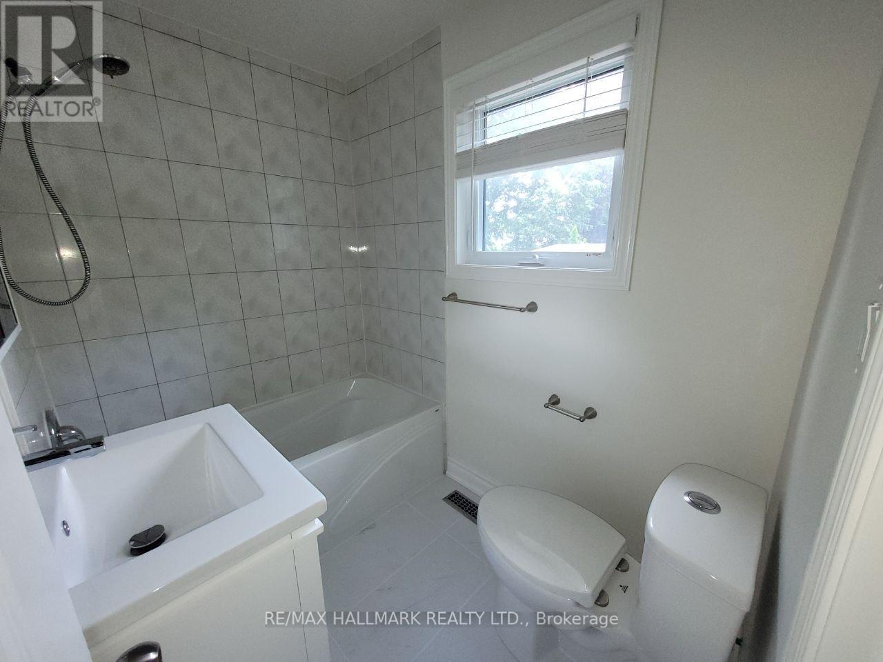 Photo 16 of Main 32 Hill Drive, Aurora ON