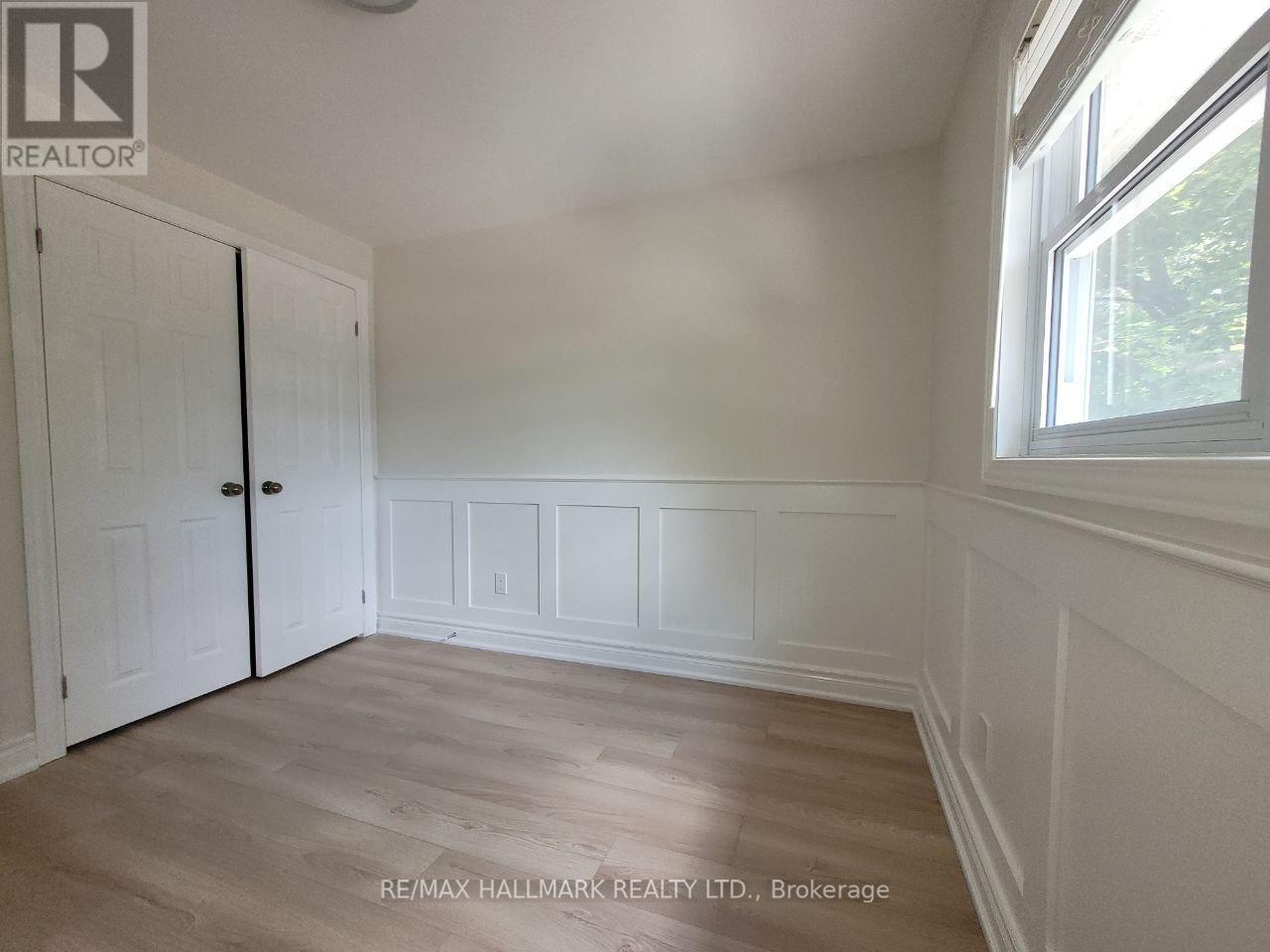 Photo 17 of Main 32 Hill Drive, Aurora ON